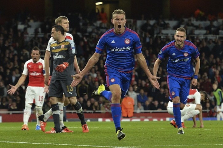 Finnbogason celebra el gol que ha dado la victoria al Olympiacos en Londres. (GLYN KIRK  / AFP)