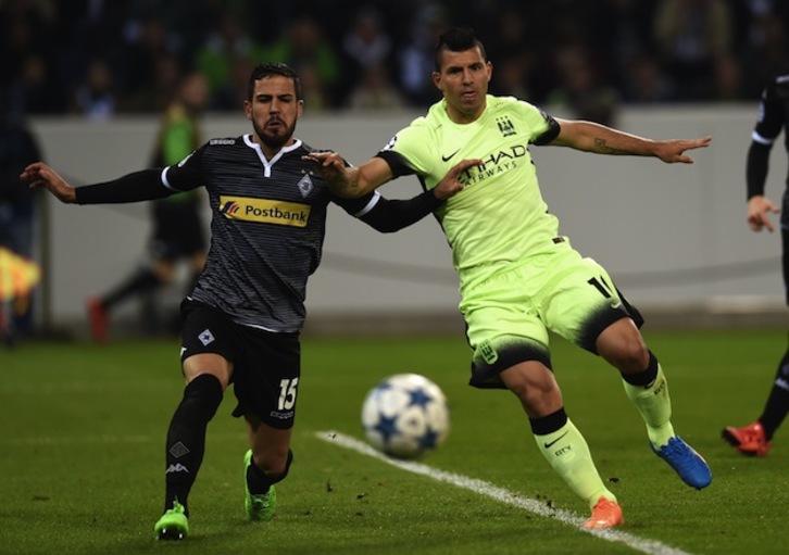 Agüero ha dado la victoria al City con un penalti marcado en el 90. (Patrick STOLLARZ / AFP)