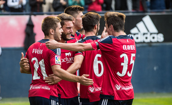 Compañeros felicitan a Roberto Torres tras lograr el hat-trick. (Jagoba MANTEROLA | ARGAZKI PRESS)