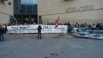 Concentración en el exterior del Palacio de Justicia de Donostia. (Irabazi-Donostia)