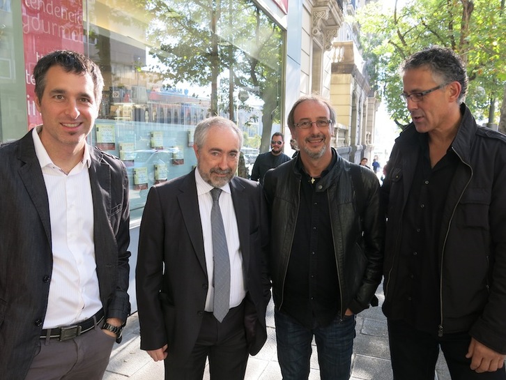 Arturo Goldaracena en la Audiencia Nacional junto a Iker Urbina, Rafa Larreina y Xabier Mikel Errekondo. (NAIZ)