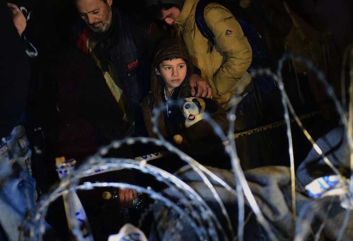 Refugiados, en la frontera cerrada entre Hungría y Croacia. (Attila KISBENEDEK / AFP) 