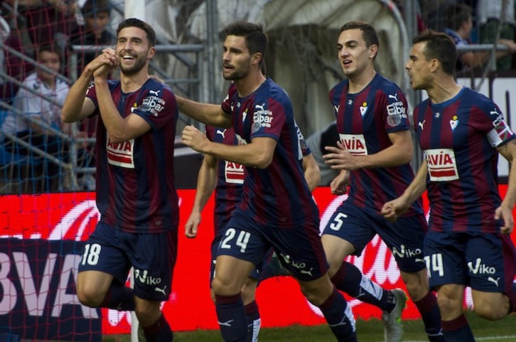 Borja Bastón celebra su gol. (Juanan RUIZ/ARGAZKI PRESS)