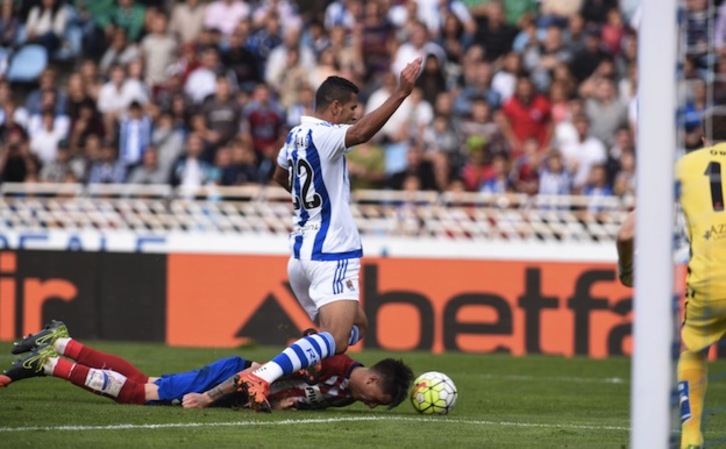 La Real ha pedido penalti en esta jugada. (Andoni CANELLADA / ARGAZKI PRESS)