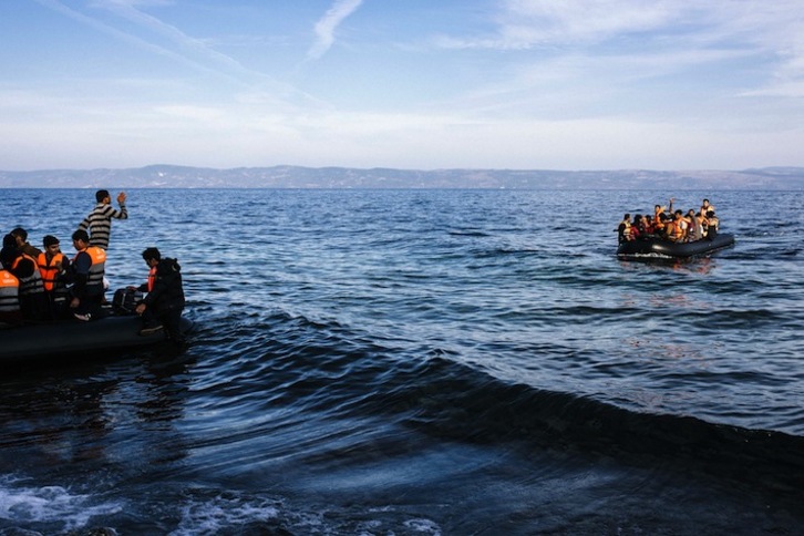 Migratzaile talde bat, Greziako Lesboseko irlara iritsi nahian. (Dimitar DILKOFF/AFP)