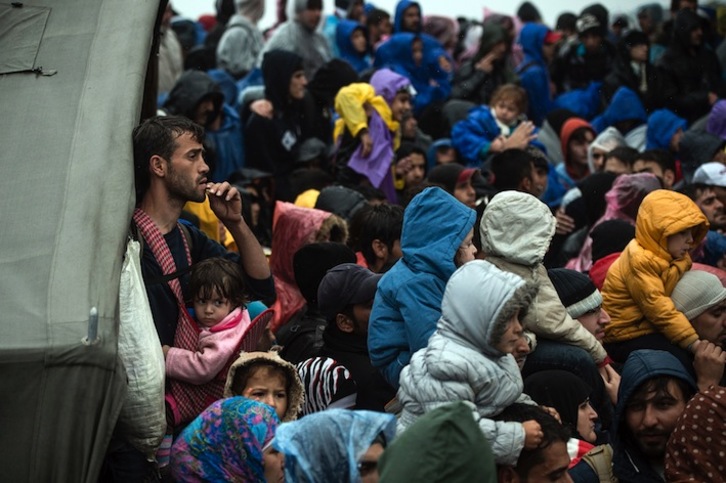 Refugiados aguardan en la localidad de Berkasovo, en la frontera serbo-croata. (Andrej ISAKOVIC/AFP) 