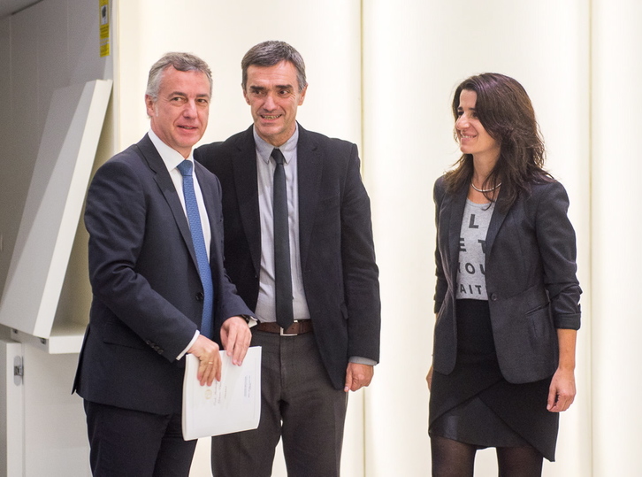 Urkullu, Fernández y Ezenarro, antes de la primera reunión de Gogora. (ARGAZKI PRESS)