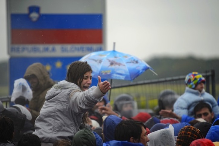 Un grupo de refugiados aguarda bajo la lluvia en la zona fronteriza entre Croacia y Eslovenia. (Jure MAKOVEC/AFP PHOTO)