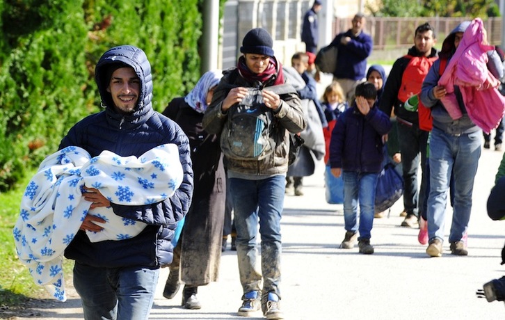 Un grupo de refugiados camina entre las fronteras de Croacia y Eslovenia. (AFP)