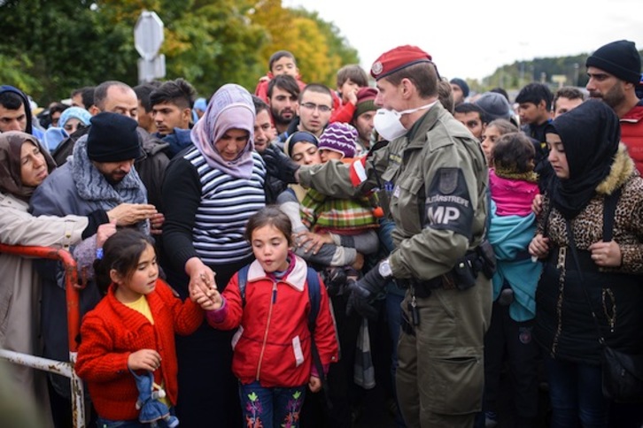 Refugiados agolpados en la zona fronteriza entre Eslovenia y Austria. (Jure MAKOVEC/AFP PHOTO)