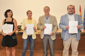 Laura Pérez, Uxue Barkos, Adolfo Araiz y José Miguel Nuin, en la firma del acuerdo programático. (Idoia ZABALETA / ARGAZKI PRESS)