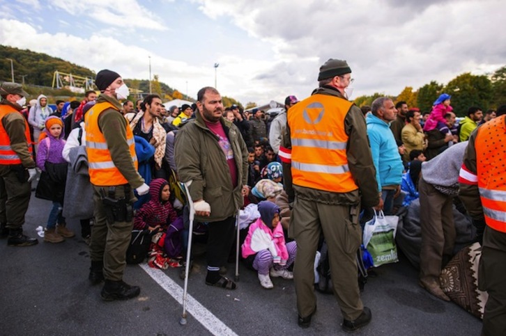 Refugiados aguardan en uno de los pasos fronterizos entre Eslovenia y Austria. (Rene GOMOLJ / AFP)