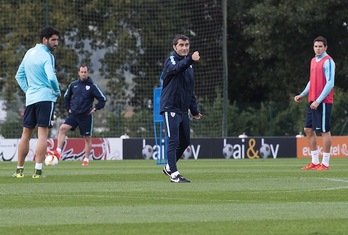 Ernesto Valverde, durante una sesión de entrenamiento en Lezama. (Luis JAUREGIALTZO/ARGAZKI PRESS)