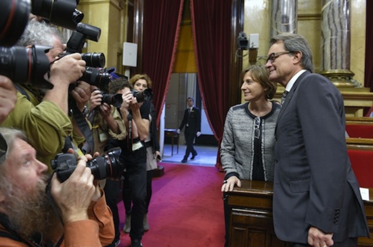 Carme Forcadel posa junto a Artur Mas. (Lluís GENÉ/AFP PHOTO)