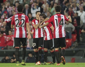 Los rojiblancos celebran uno de sus tres goles. (Monika DEL VALLE / ARGAZKI PRESS)