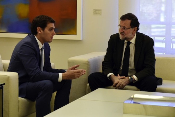 El líder de Ciudadanos, Albert Rivera, en su encuentro con Mariano Rajoy en Moncloa. (Javier SORIANO/AFP PHOTO)