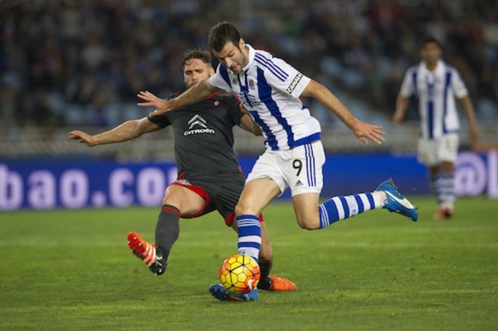 Agirretxe ha hecho los dos goles de la Real. (Juan Carlos RUIZ/ARGAZKI PRESS)