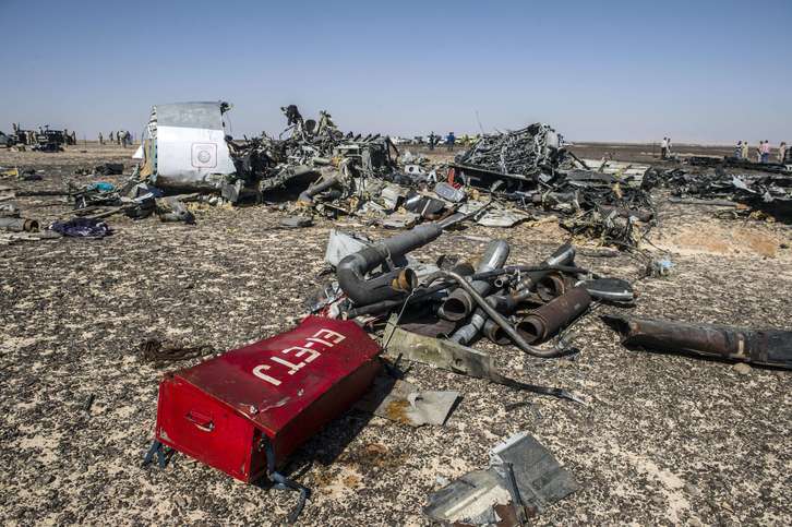 Restos del avión siniestrado en el SInaí. (Khaled DESOUKI / AFP)