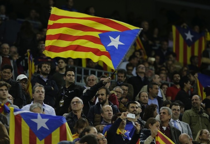 Aficionados del Barcelona, con esteladas en un partido en el Camp Nou. (Pau BARRENA/AFP PHOTO)