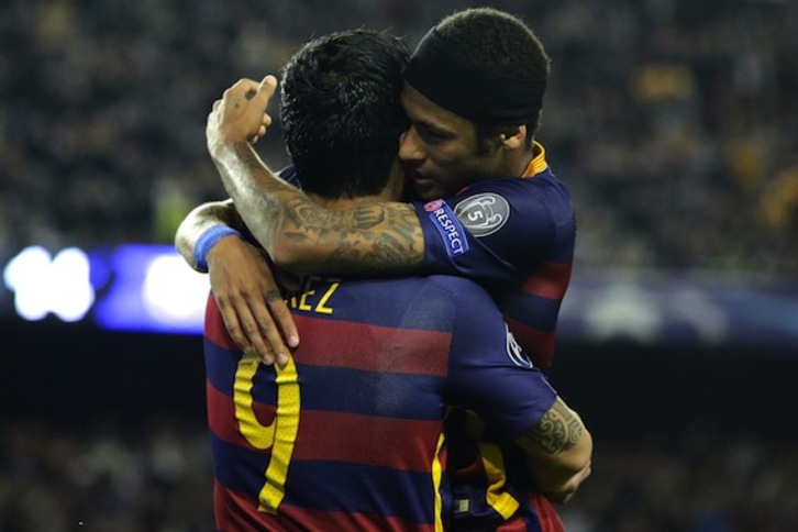 Luis Suárez y Neymar celebran uno de los tantos. (Pau BARRENA/AFP PHOTO)