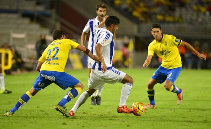 Carlos Vela, que ha sido sustituido por problemas físicos, durante un lance del encuentro. (LA OTRA FOTO)