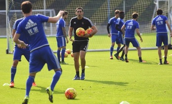 Asier Santana ha dirigido el entrenamiento en Zubieta. (Andoni CANELLADA/ARGAZKI PRESS)