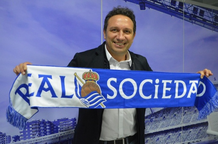 Eusebio posa con una bufanda de la Real. (RealSociedad.com)