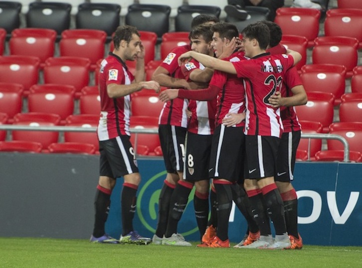 Los jugadores del Bilbao Athletic celebran uno de sus goles. (Monika DEL VALLE / ARGAZKI PRESS)