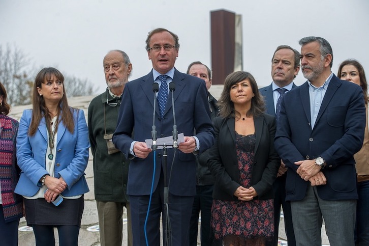 Alfonso Alonso y otros dirigentes del PP, en el acto del Día de la Memoria en Gasteiz. (Juanan RUIZ/ARGAZKI PRESS)