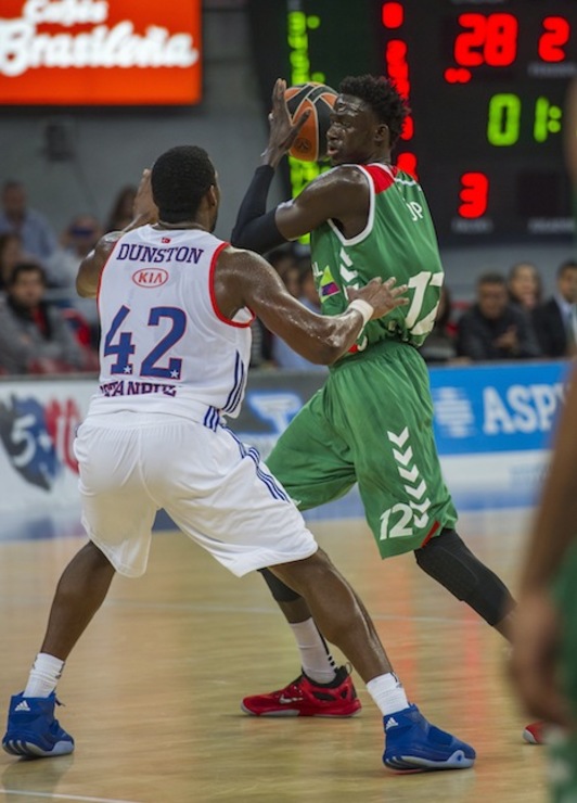 Saski Baskonia, en el partido contra Anadolu Efes. (Juanan RUIZ/ARGAZKI PRESS)