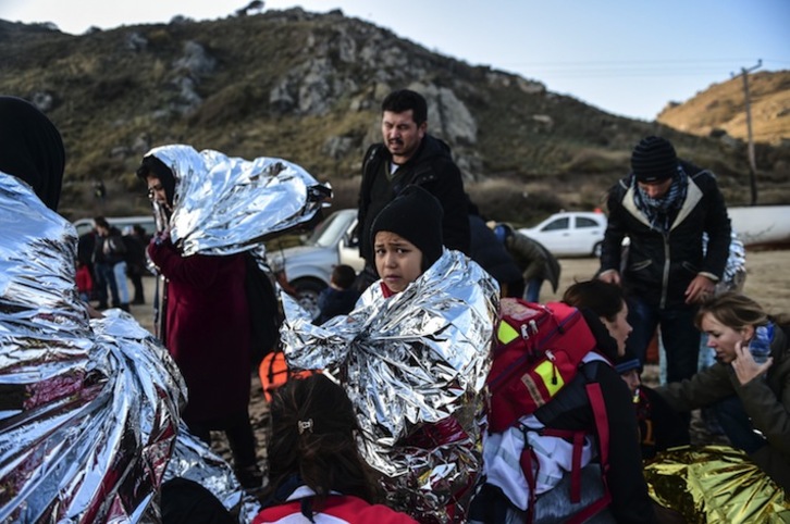 Lesbos irlara iritsitako errefuxiatu talde bat. (Bulent KILIC/AFP) 