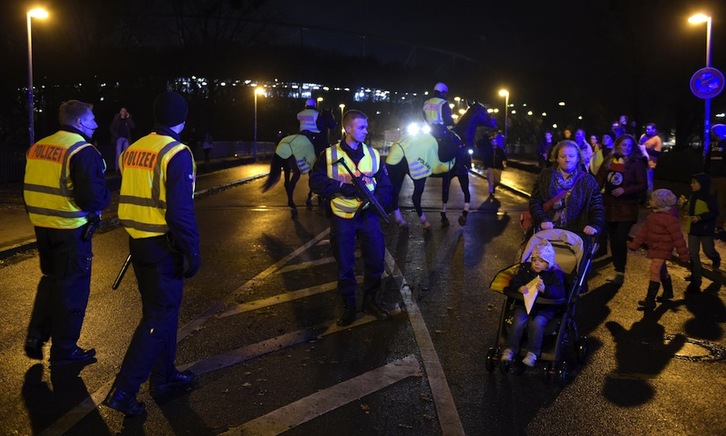 La Policía alemana en las inmediaciones del estadio de Hannover. (Odd ANDERSEN / AFP)