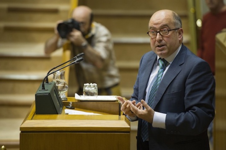 El parlamentario del PP, Carmelo Barrio, durante su intervención. (Juanan RUIZ/ARGAZKI PRESS)