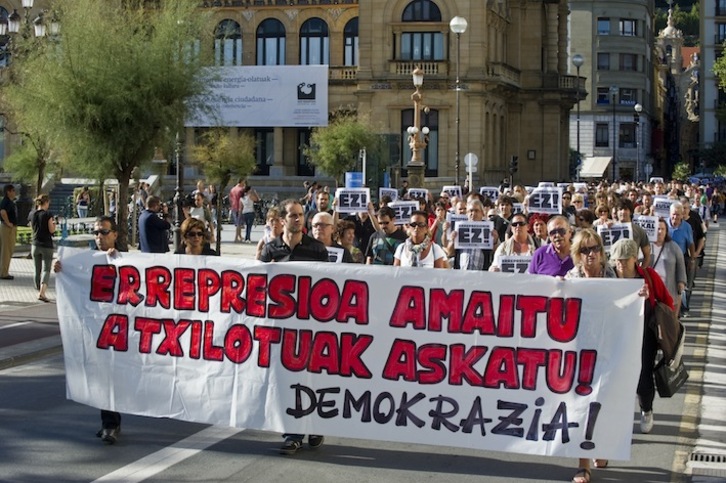 Atxiloketak salatzeko Donostian egin zen manifestazioa. (Lander F. ARROYABE/ARGAZKI PRESS)