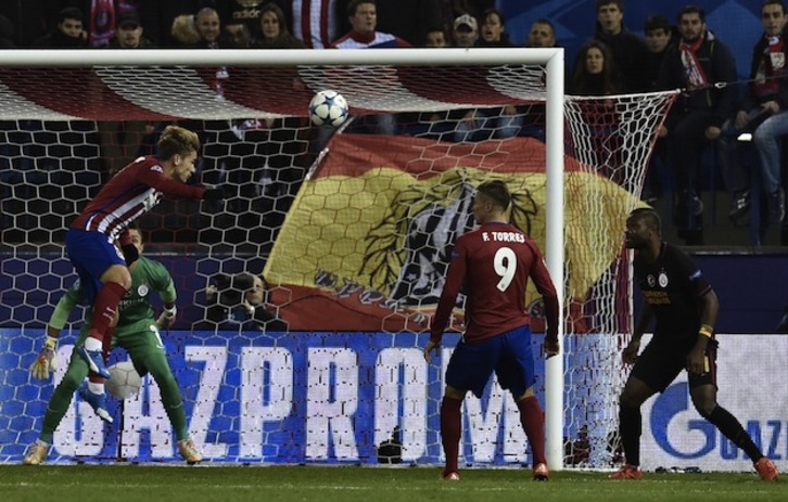 Griezmann anota de cabeza el primero de sus dos goles al Galatasaray. (Gerard JULIEN / AFP)