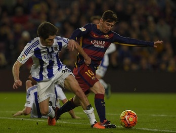 Gorka Elustondo trata de frenar a Leo Messi. (Lluís GENÉ/AFP)