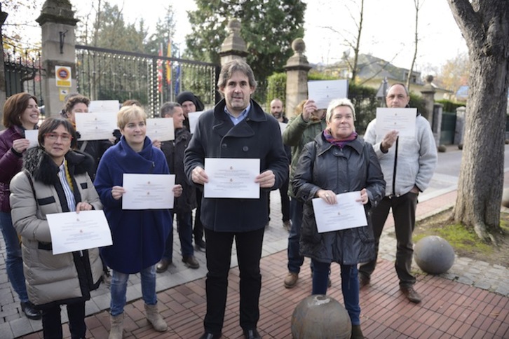 Los representantes de EH Bildu han mostrado las invitaciones enviadas por Urquijo. (Jaizki FONTANEDA/ARGAZKI PRESS)