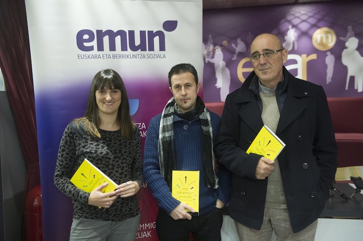 Edurne Gonzalez aholkularia, Juanjo Ruiz eta Ferran Suay, gidaren aurkezpenean. (Jon URBE/ARGAZKI PRESS)