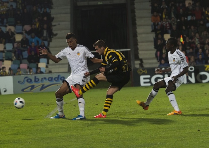 Remate de un atacante del Barakaldo en el choque ante el Valencia. (Marisol RAMÍREZ / ARGAZKI PRESS)