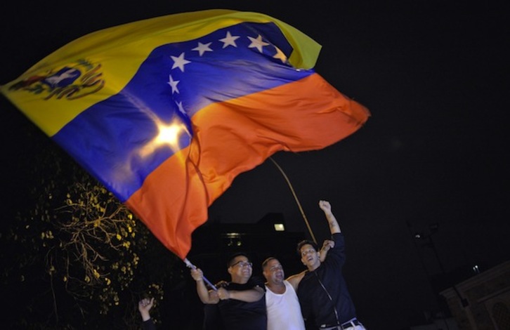 Miembros de la oposición celebran la victoria. (Luis ROBAYO/AFP)