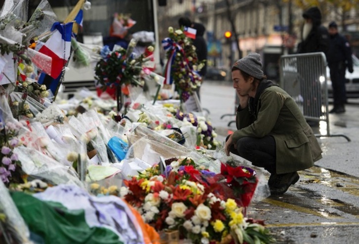 Miembros del grupo Eagles of Death, que actuaba en el momento del ataque a Bataclan, retornaron ayer martes al lugar de la masacre. (Miguel MEDINA / AFP) 