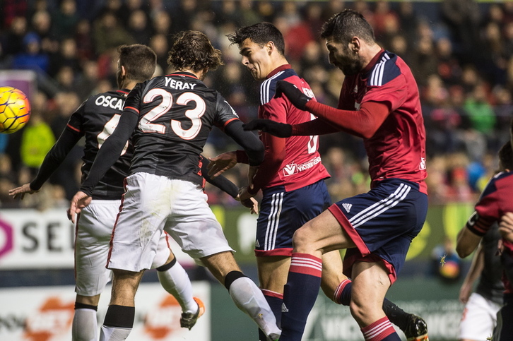 Derbi en El Sadar entre Osasuna y Bilbao Athletic. (Jagoba MANTEROLA / ARGAZKI PRESS)