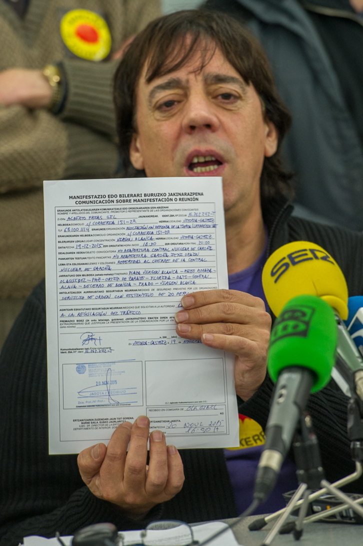 Alberto Frías, portavoz de Araba sin Garoña, en la rueda de prensa de hoy. (Juanan RUIZ / ARGAZKI PRESS)