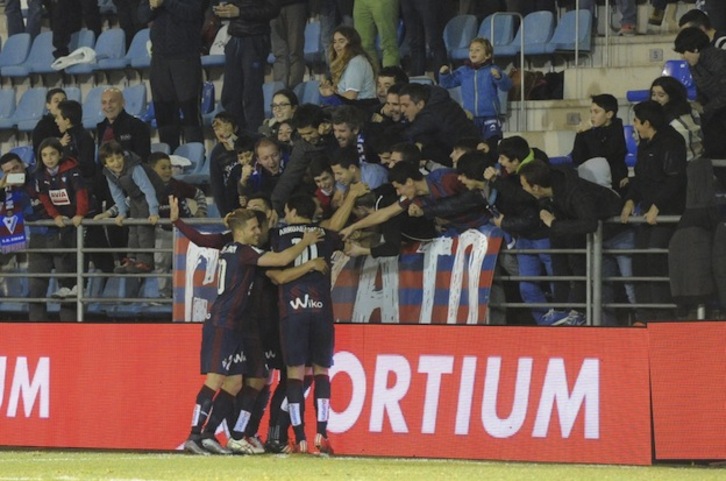 Futbolistas y aficionados celebran uno de los goles armeros. (Gorka RUBIO / ARGAZKI PRESS)