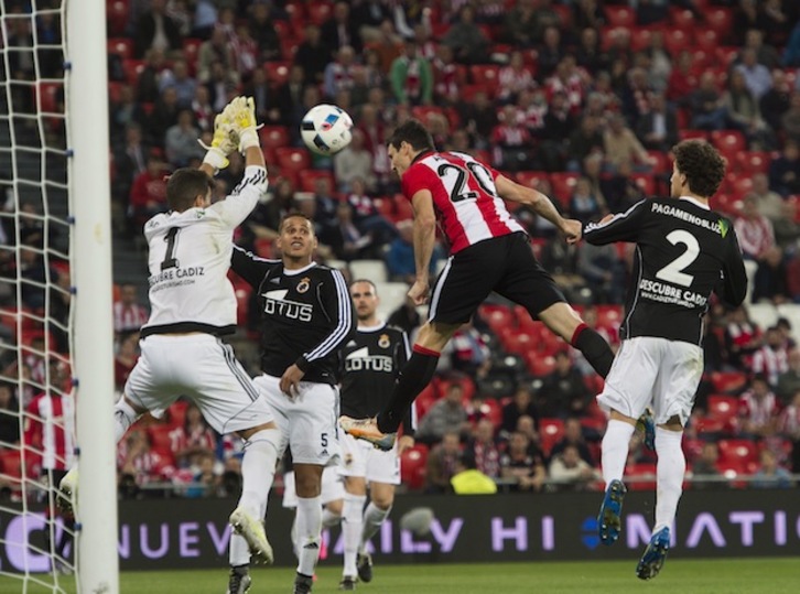 Aduriz busca el remate de cabeza. (Marisol RAMÍREZ / ARGAZKI PRESS)