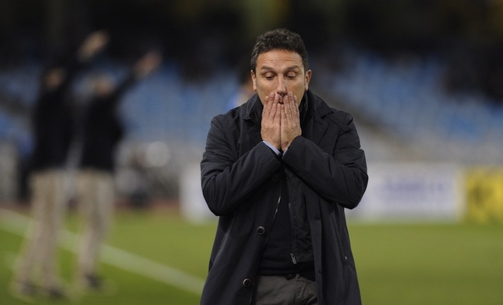 Eusebio Sacristán lamenta un lance del partido. (Jon URBE / ARGAZKI PRESS)