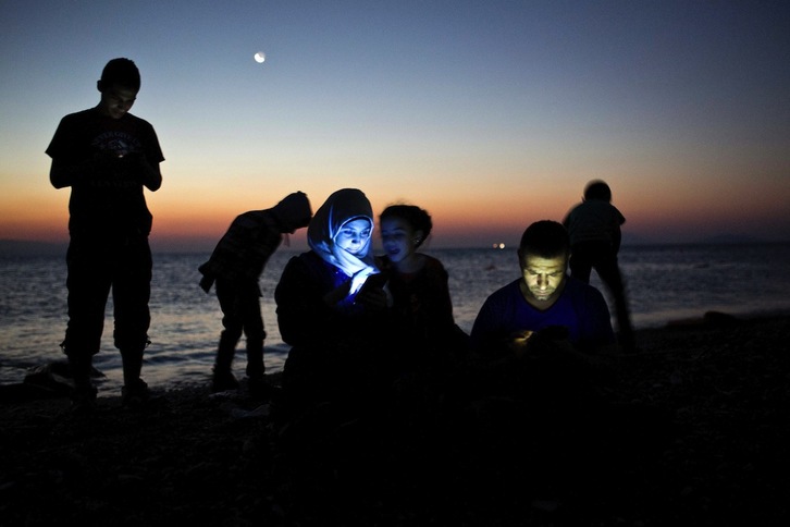 Un grupo de refugiados a su llegada a Lesbos. (Angelos TZORTZINIS/ AFP)