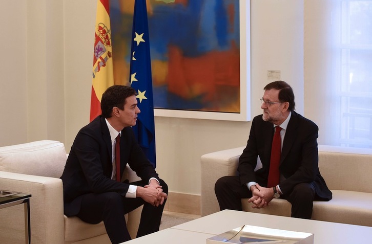 Un momento de la reunión entre Mariano Rajoy y Pedro Sánchez. (Pedro ARMESTRE/AFP)