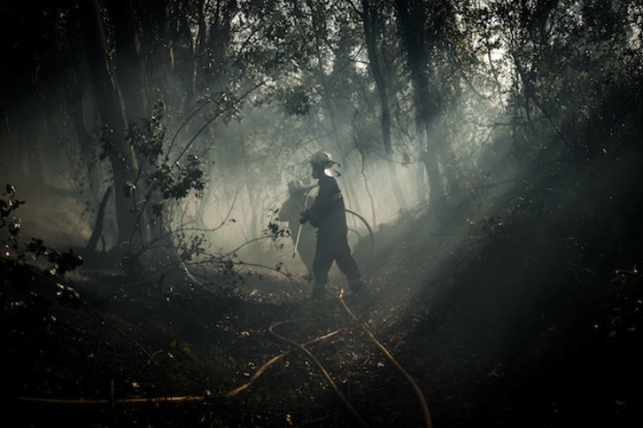 Bomberos trabajando en el incendio de Berango. (Andoni LUBAKI / ARGAZKI PRESS)