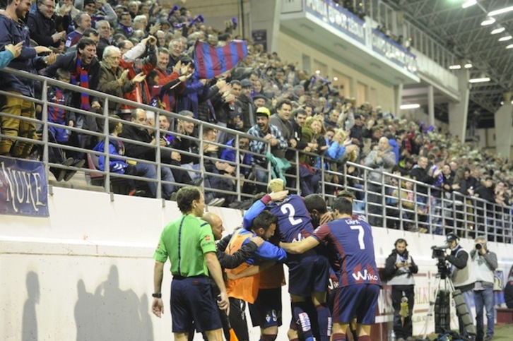 Jugadores y afición celebran uno de los goles armeros. (Gorka RUBIO / ARGAZKI PRESS)